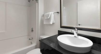 Travelodge by Wyndham Madison Heights MI
