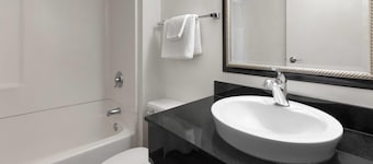 Travelodge by Wyndham Madison Heights MI