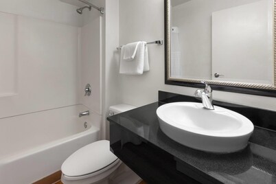 Travelodge by Wyndham Madison Heights MI