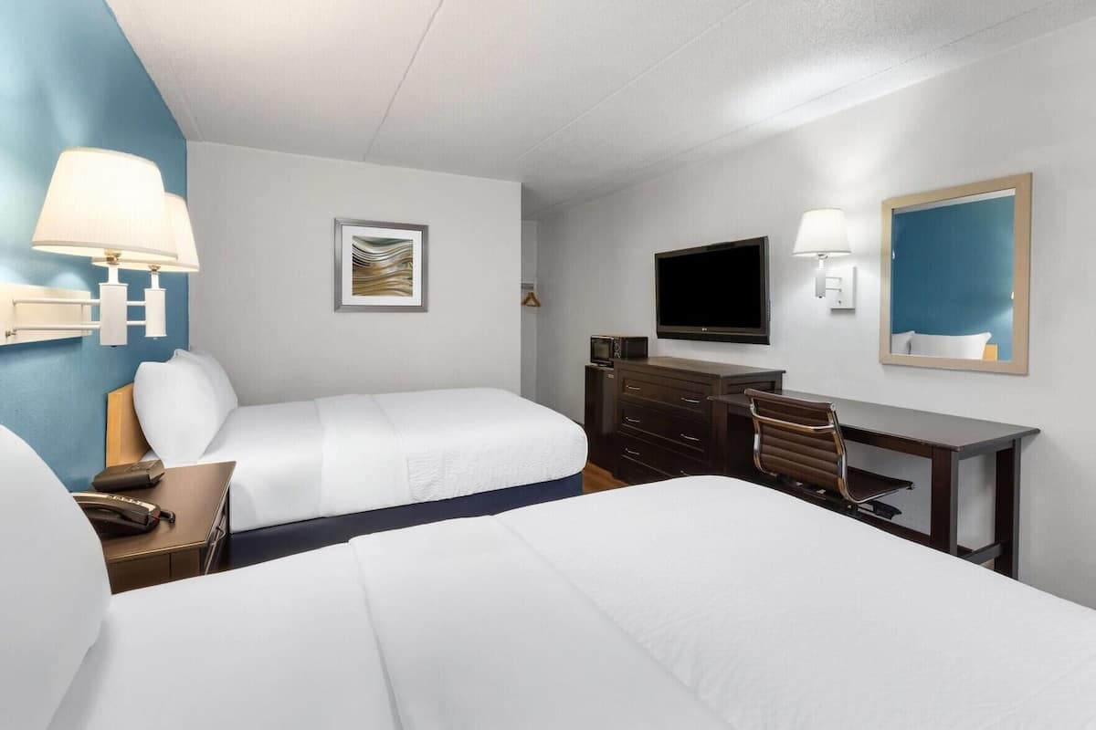 Escritorio, cortinas opacas, wifi gratis y ropa de cama