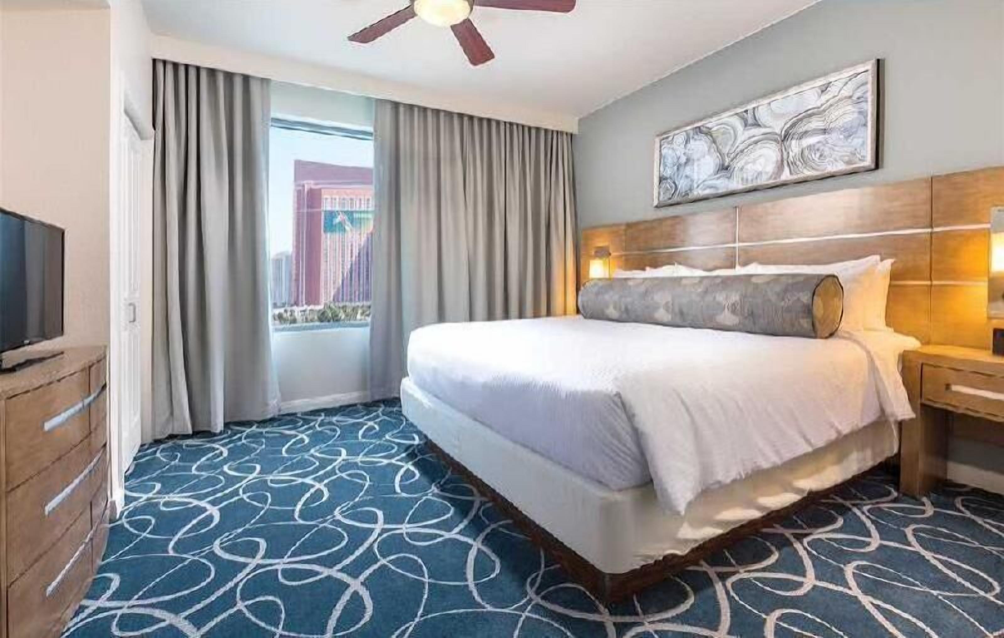 Escrivaninha, cortinas blackout, Wi-Fi de cortesia, roupa de cama