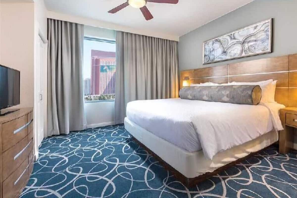 Escritorio, cortinas blackout, wifi gratis y ropa de cama