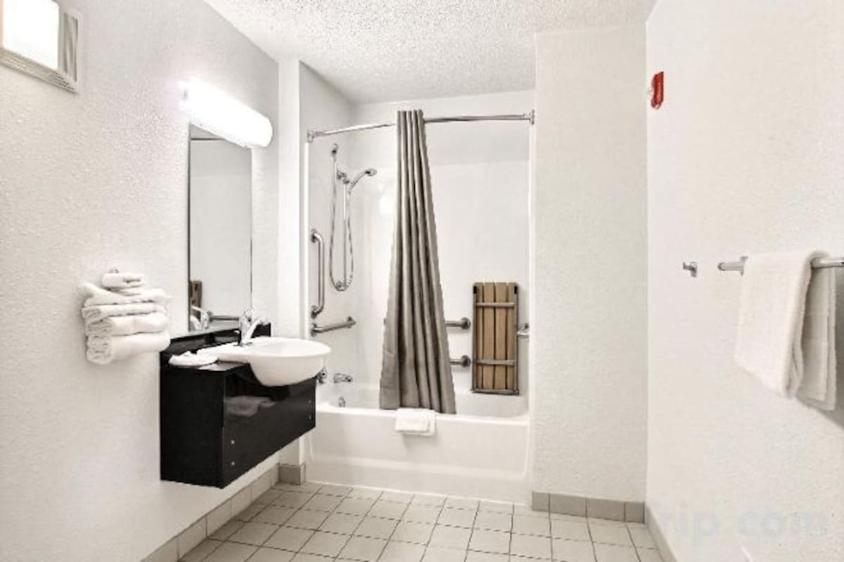 Salle de bain | Ensemble baignoire-douche, serviettes fournies
