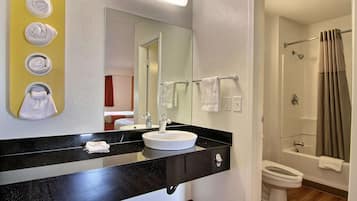 Combined shower/tub, towels