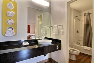 Bañera con ducha, toallas