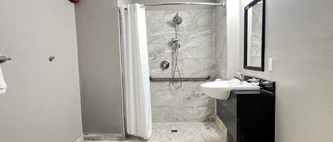 Combined shower/tub, towels