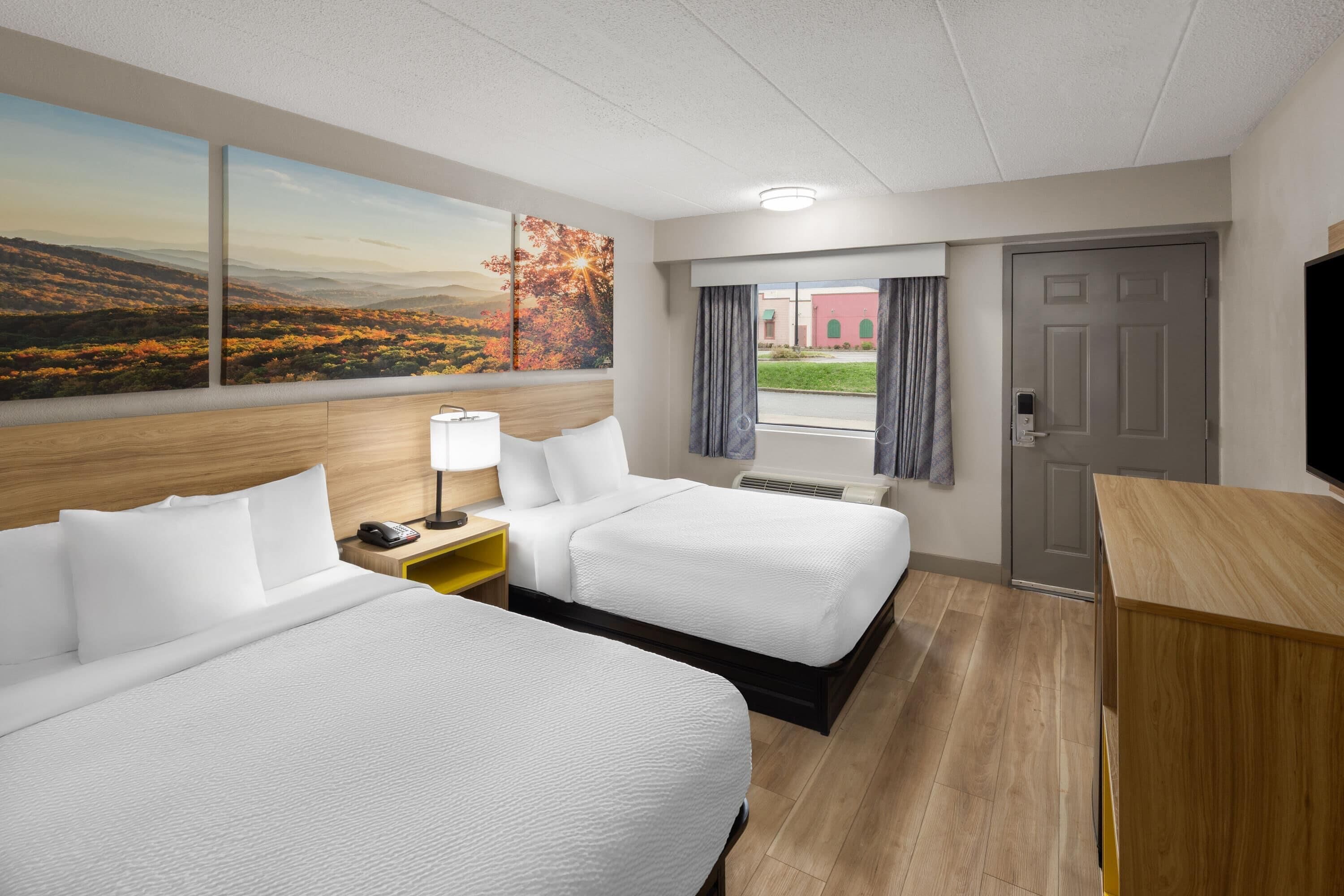 Habitación, 2 camas dobles, accesible para personas con discapacidad (Mobility, Tub with Grab Bars) | Ropa de cama de alta calidad, escritorio, wifi gratis y ropa de cama