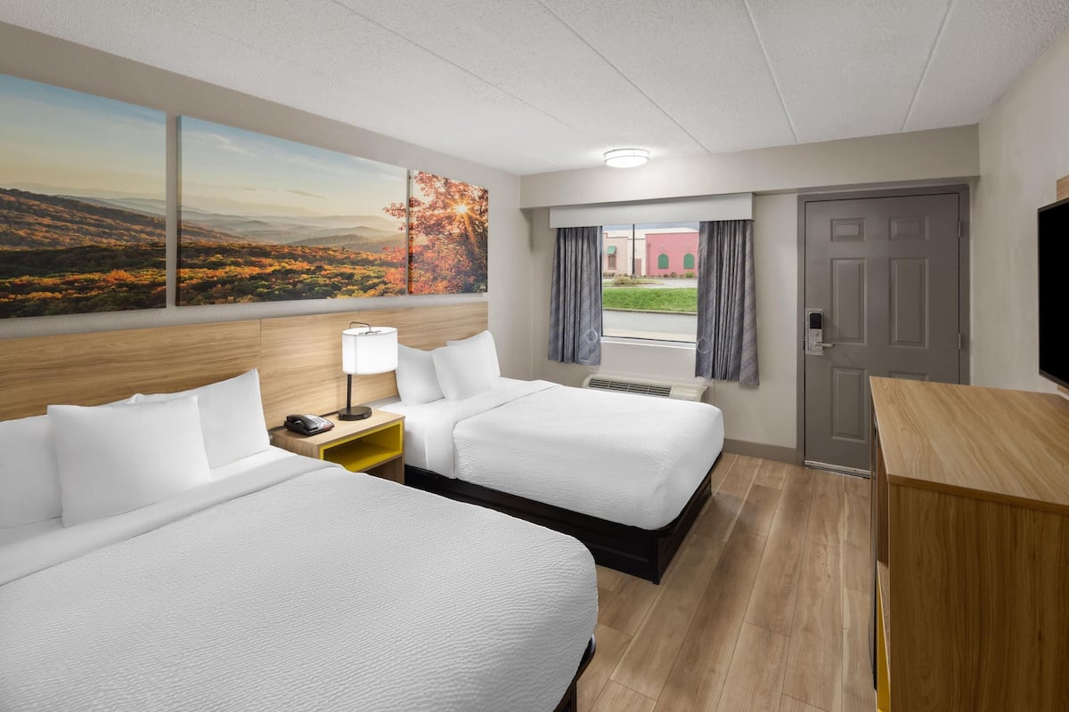 Rom, 2 dobbeltsenger, tilgjengelighetstilpasset, ikke-røyk (Mobility, Tub with Grab Bars) | Sengetøy av topp kvalitet, skrivebord, wi-fi (inkludert) og sengetøy