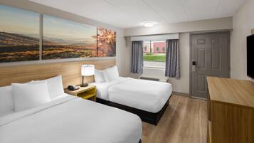 Habitación, 2 camas dobles, accesible para personas con discapacidad (Mobility, Tub with Grab Bars) | Ropa de cama de alta calidad, escritorio, wifi gratis y ropa de cama