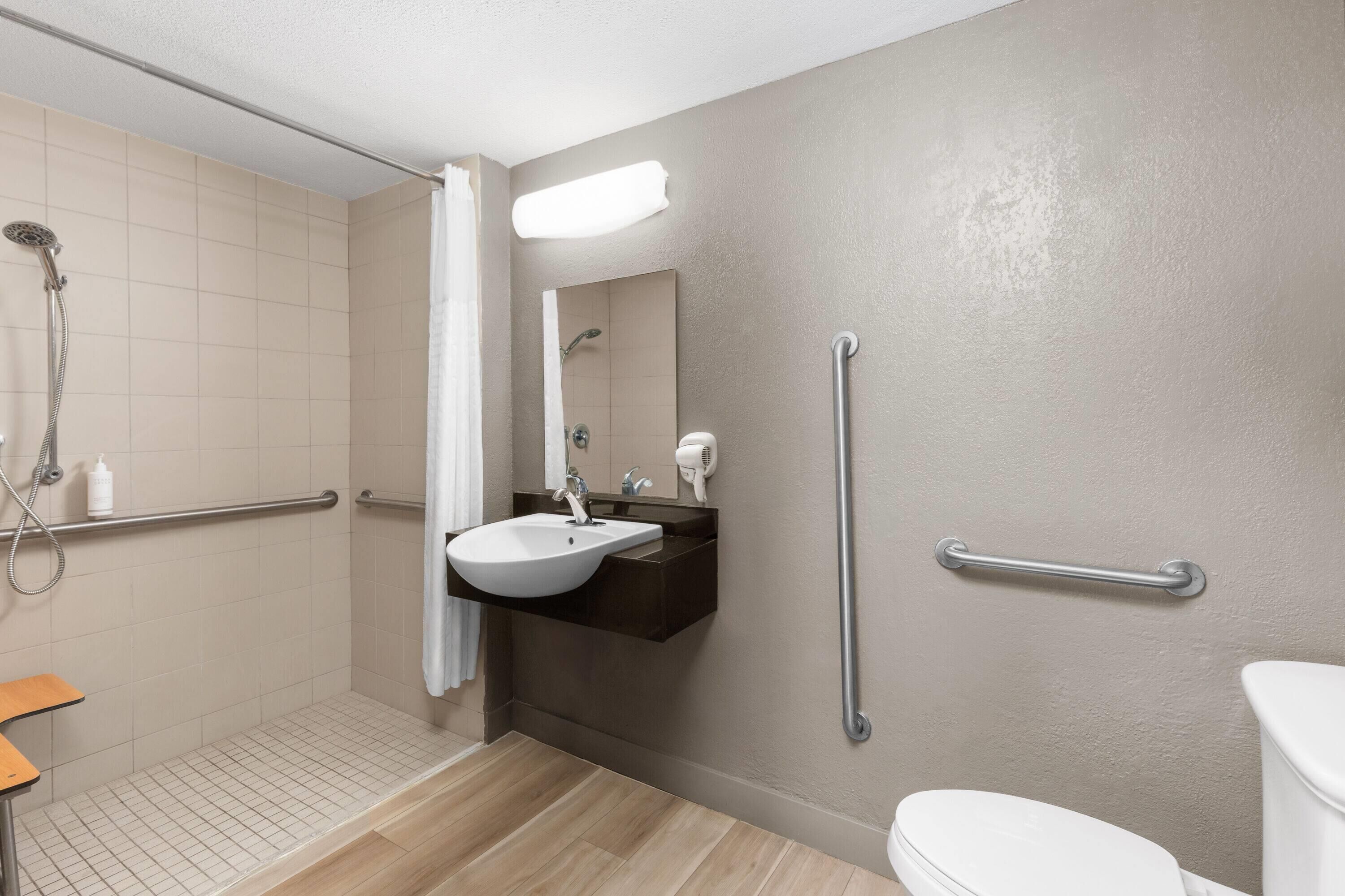 Chambre, 1 grand lit, accessible aux personnes à mobilité réduite (Mobility, Roll-In Shower) | Salle de bain | Serviettes fournies