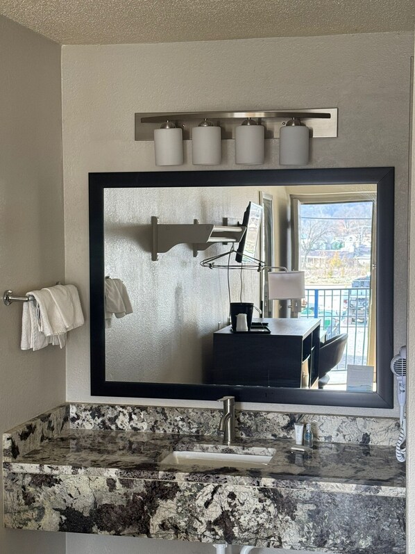 Roba de llit d'alta qualitat, escriptori, wifi gratuïta i roba de llit 