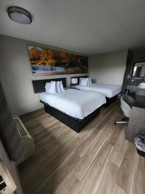 Sengetøy av topp kvalitet, skrivebord, wi-fi (inkludert) og sengetøy