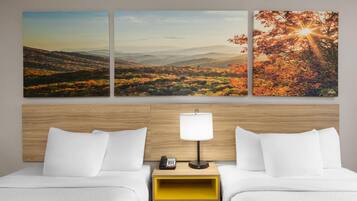 Habitación, 2 camas dobles, accesible para personas con discapacidad (Mobility, Tub with Grab Bars) | Ropa de cama de alta calidad, escritorio, wifi gratis y ropa de cama