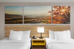 ルーム ダブルベッド 2 台 バリアフリー 禁煙 (Mobility, Tub with Grab Bars) | 高級寝具、デスク、WiFi (無料)、ベッドシーツ