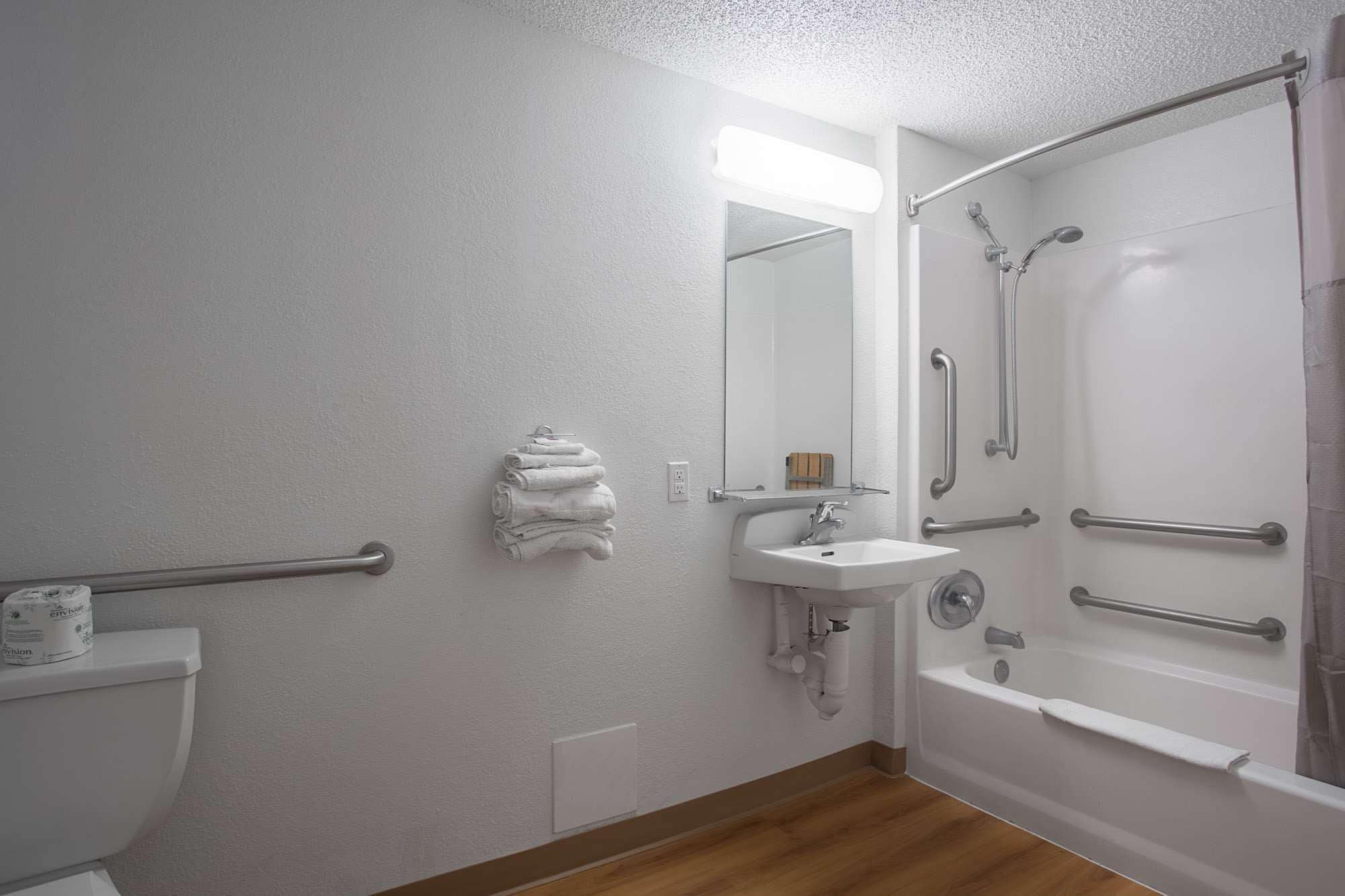 Un baño con inodoro, lavabo y ducha.