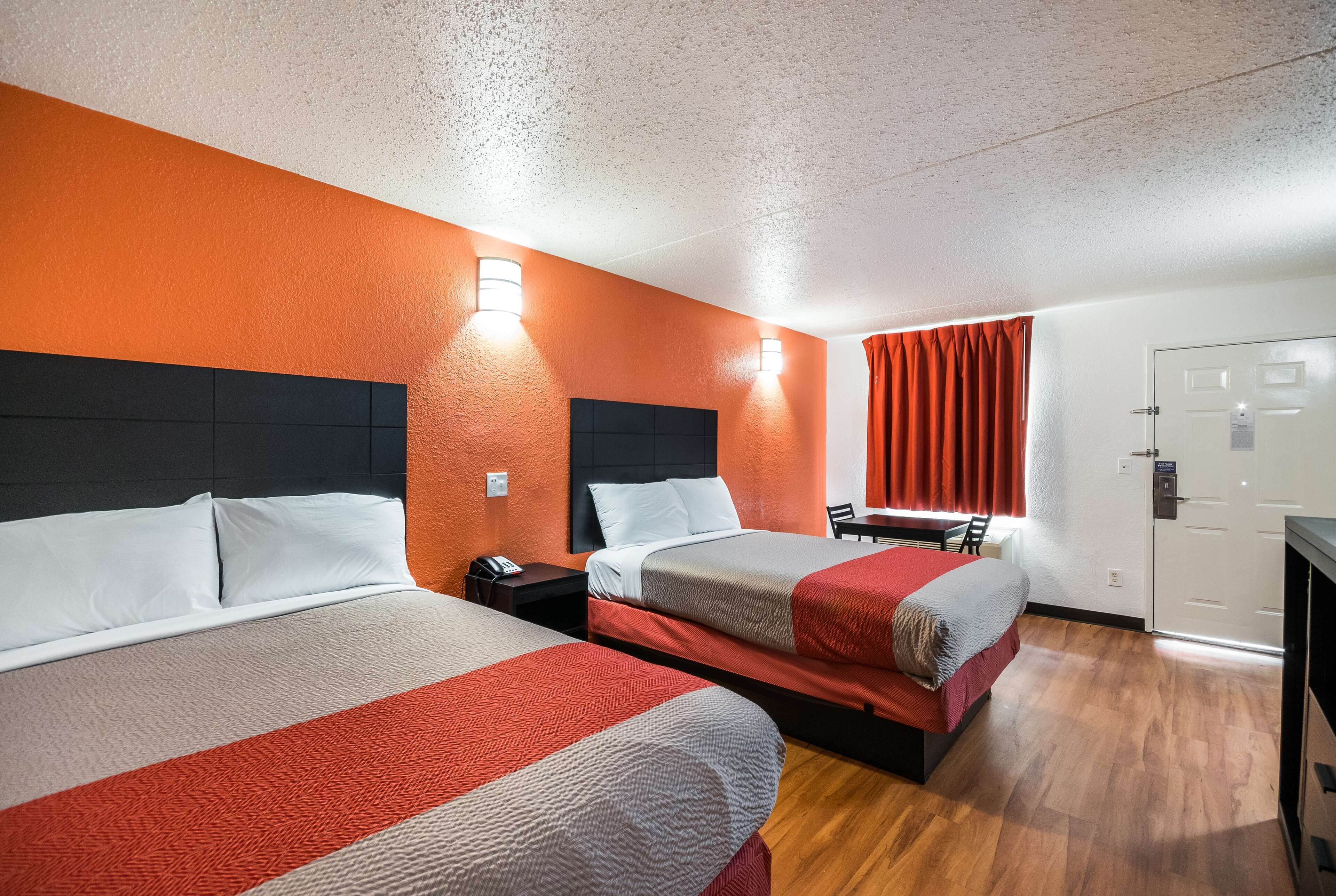 Kamar Deluks, 2 Tempat Tidur Double, Bebas Asap Rokok | Wi-Fi gratis, seprai linen, dan jam alarm