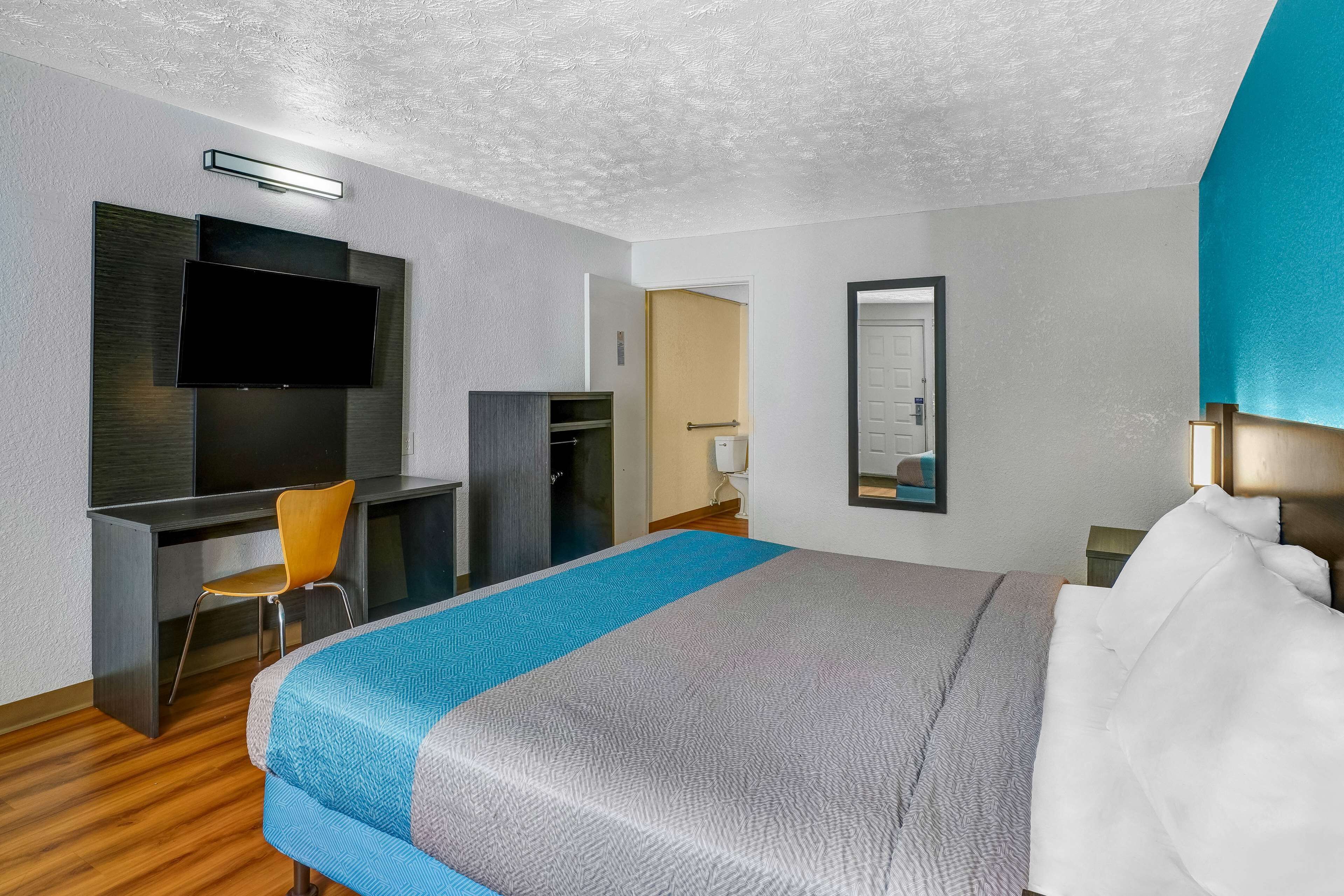 Habitación estándar, 1 cama King size, para no fumadores | Cortinas blackout, tabla de planchar con plancha y wifi gratis 