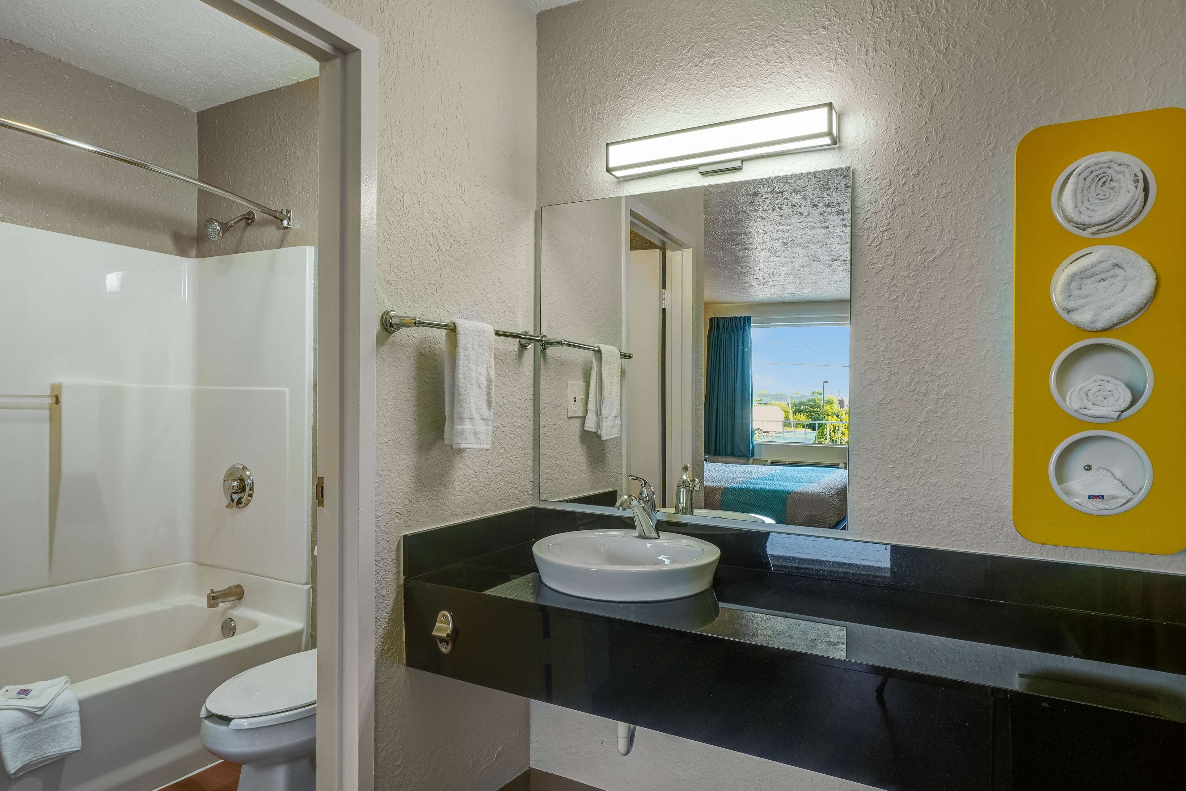 Cortinas blackout, tabla de planchar con plancha y wifi gratis 
