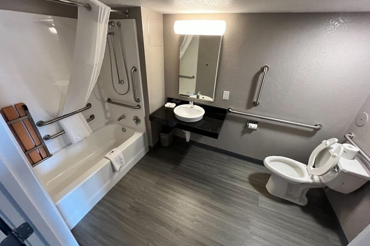 Bañera con ducha, toallas