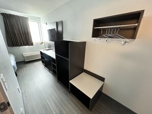 Desk, free WiFi, bed sheets - Motel 6 Council Bluffs, IA - Omaha East (Council Bluffs)