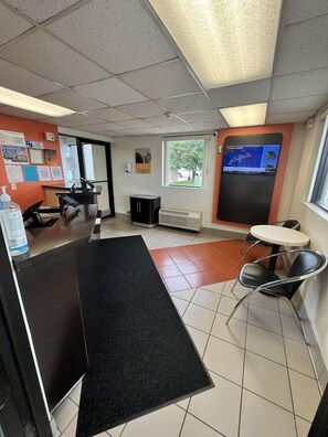 Reception - Motel 6 Council Bluffs, IA - Omaha East (Council Bluffs)