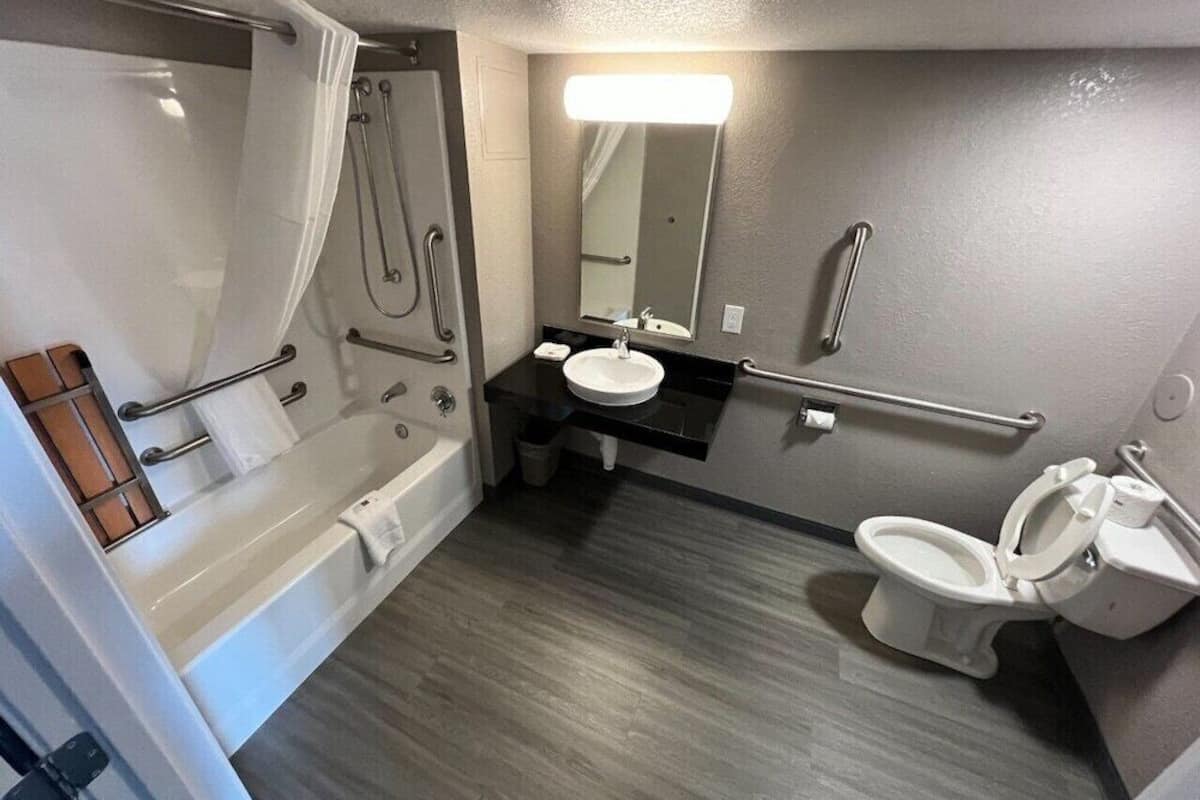 Combined shower/bathtub, towels