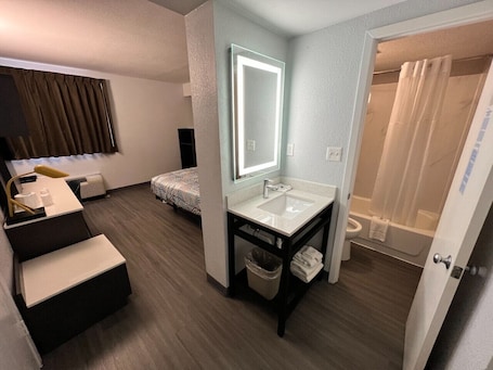 Escritorio, wifi gratis y ropa de cama