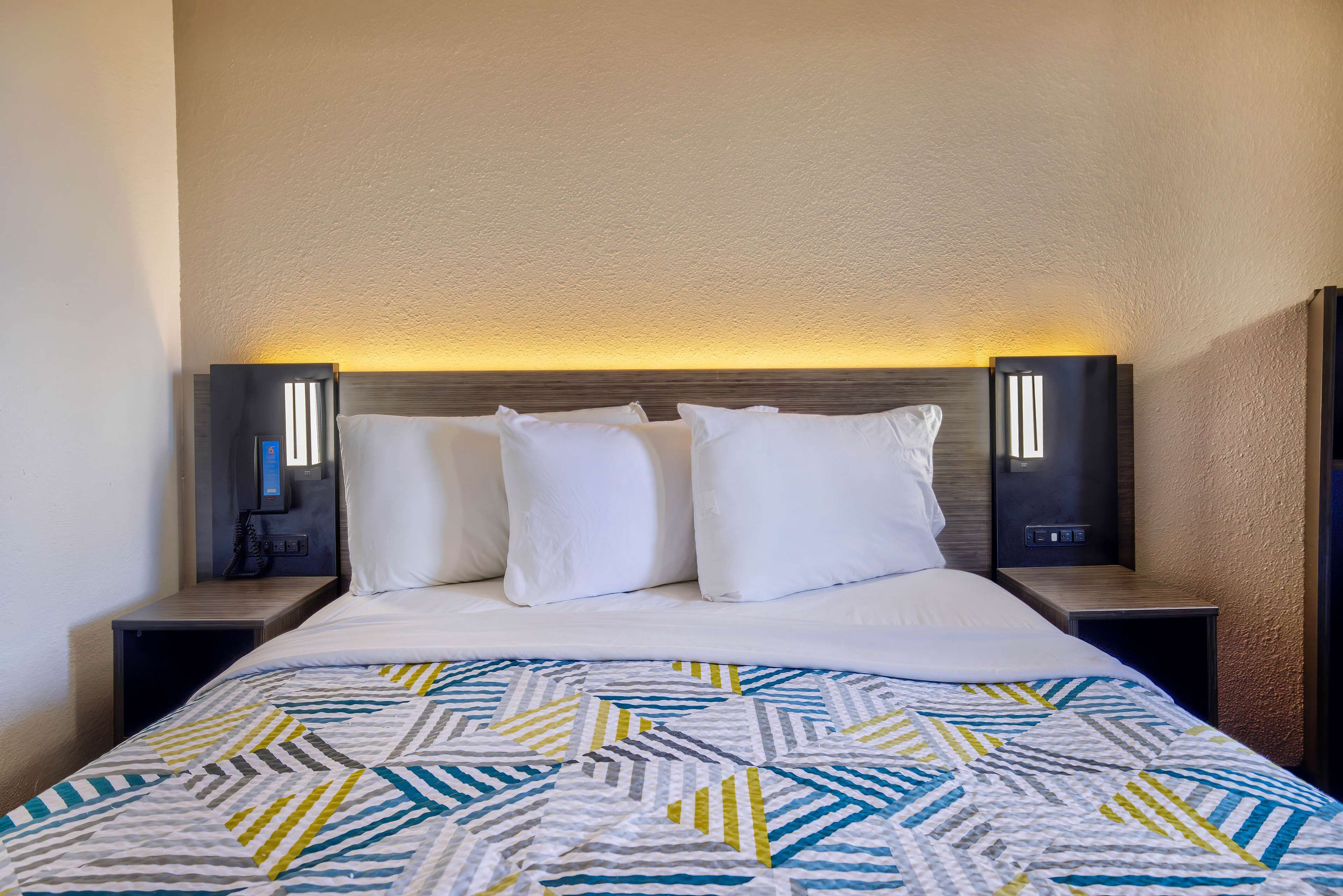 Standard Room, 1 Queen Bed, Accessible, Non Smoking | Free WiFi, bed sheets