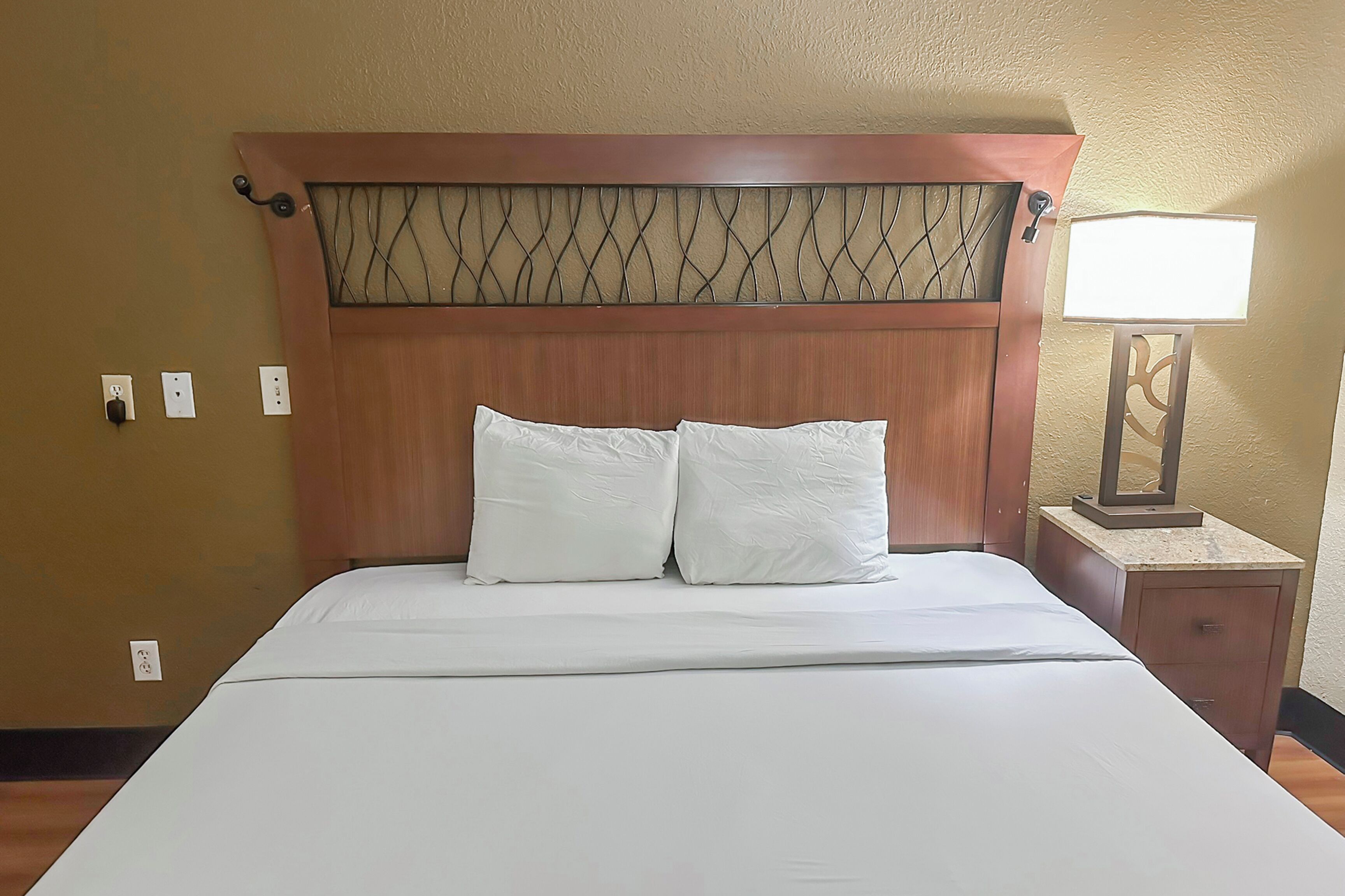 Escritorio, tabla de planchar con plancha, wifi gratis y ropa de cama 