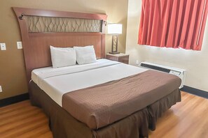 Desk, iron/ironing board, free WiFi, bed sheets - OYO Hotel Mobile, AL I-65 at Airport Blvd (Mobile)