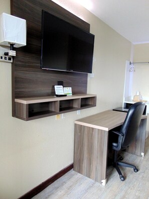 Meja, seterika/papan seterika, Wi-fi percuma, cadar katil 