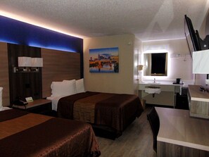Desk, iron/ironing board, free WiFi, bed sheets - Somatel Nashville Airport Hotel (Nashville)