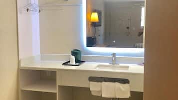 Combined shower/bathtub, hair dryer, towels