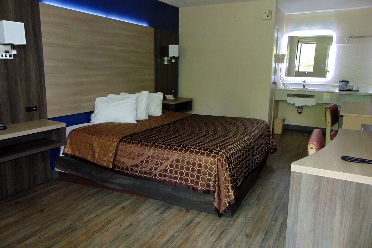 Desk, iron/ironing board, free WiFi, bed sheets