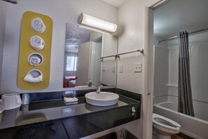 Combined shower/tub, towels - Loyalty Inn Tallahassee (Tallahassee)