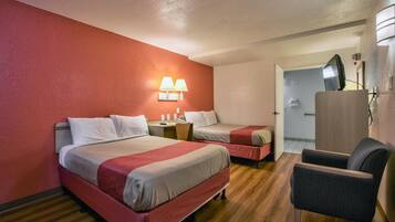 Een bureau, gratis wifi, beddengoed