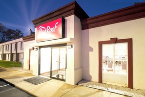 Exterior - Red Roof Inn Raleigh North-Crabtree Mall/Lenovo Center (Raleigh)