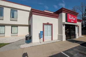 Exterior - Red Roof Inn Raleigh North-Crabtree Mall/Lenovo Center (Raleigh)