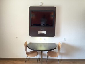 Individually decorated, individually furnished, desk, blackout curtains - Motel 6 Oroville, CA (Oroville)