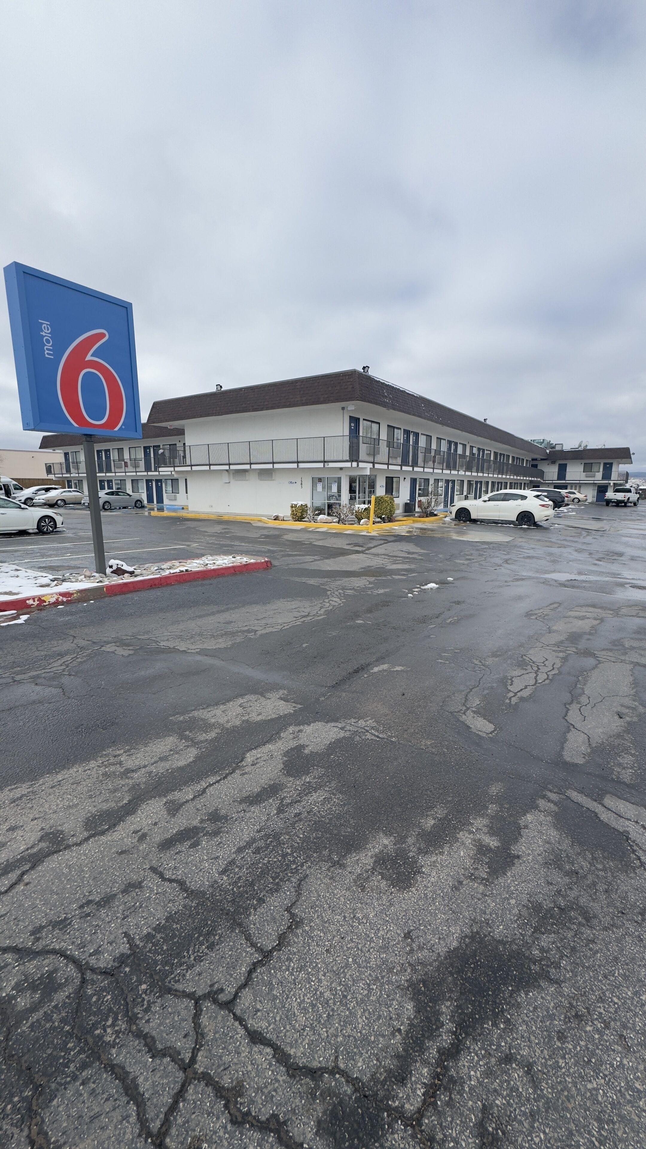 Un motel con un gran letrero que dice "motel 6".