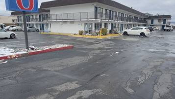 Un motel con un gran letrero que dice "motel 6".