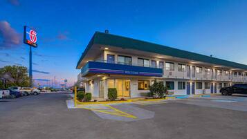 Façade de lâhĂ©bergement - soirĂ©e/nuit