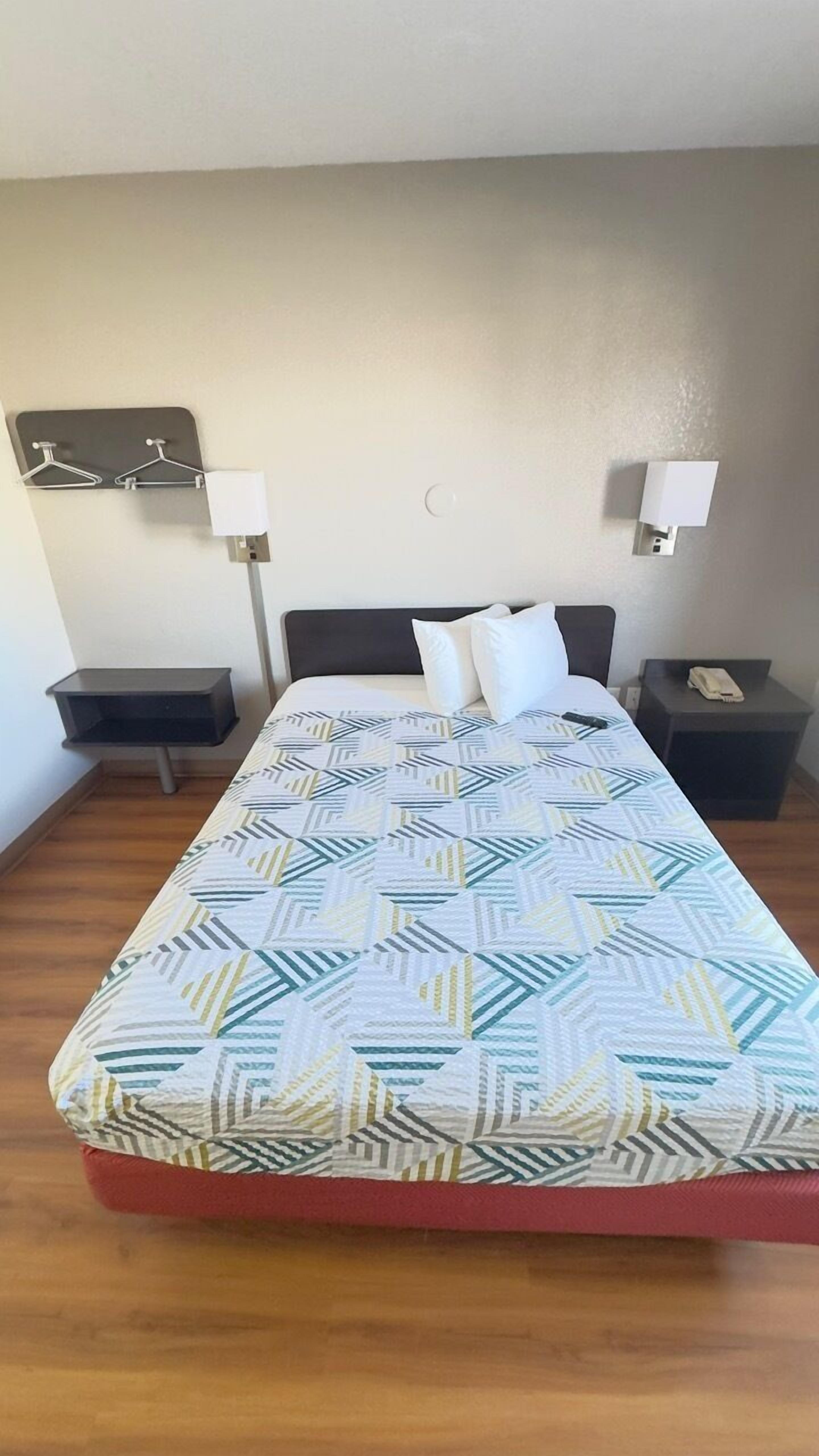 Standard Room, 1 Queen Bed, Non Smoking | WiFi, bed sheets