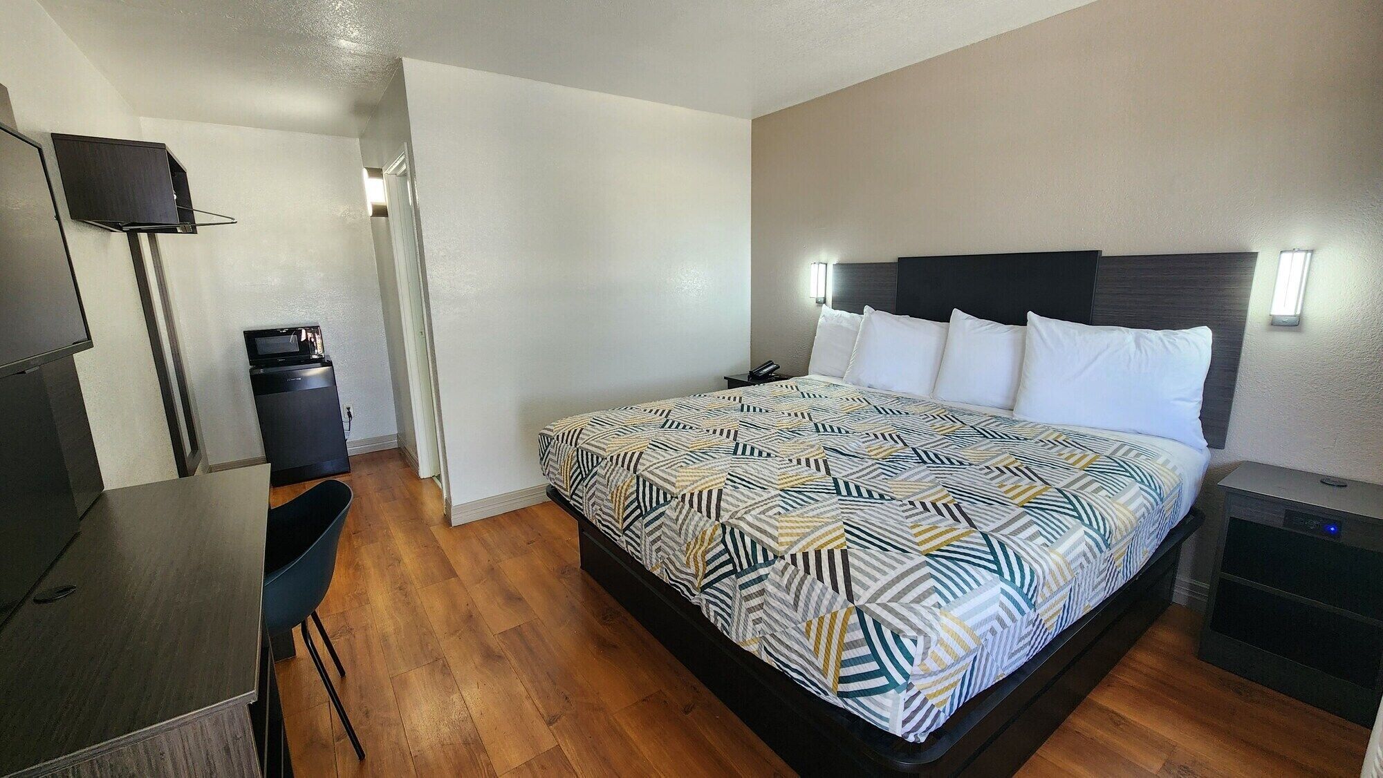 Deluxe Room, 1 King Bed, Non Smoking | Desk, laptop workspace, free WiFi, bed sheets