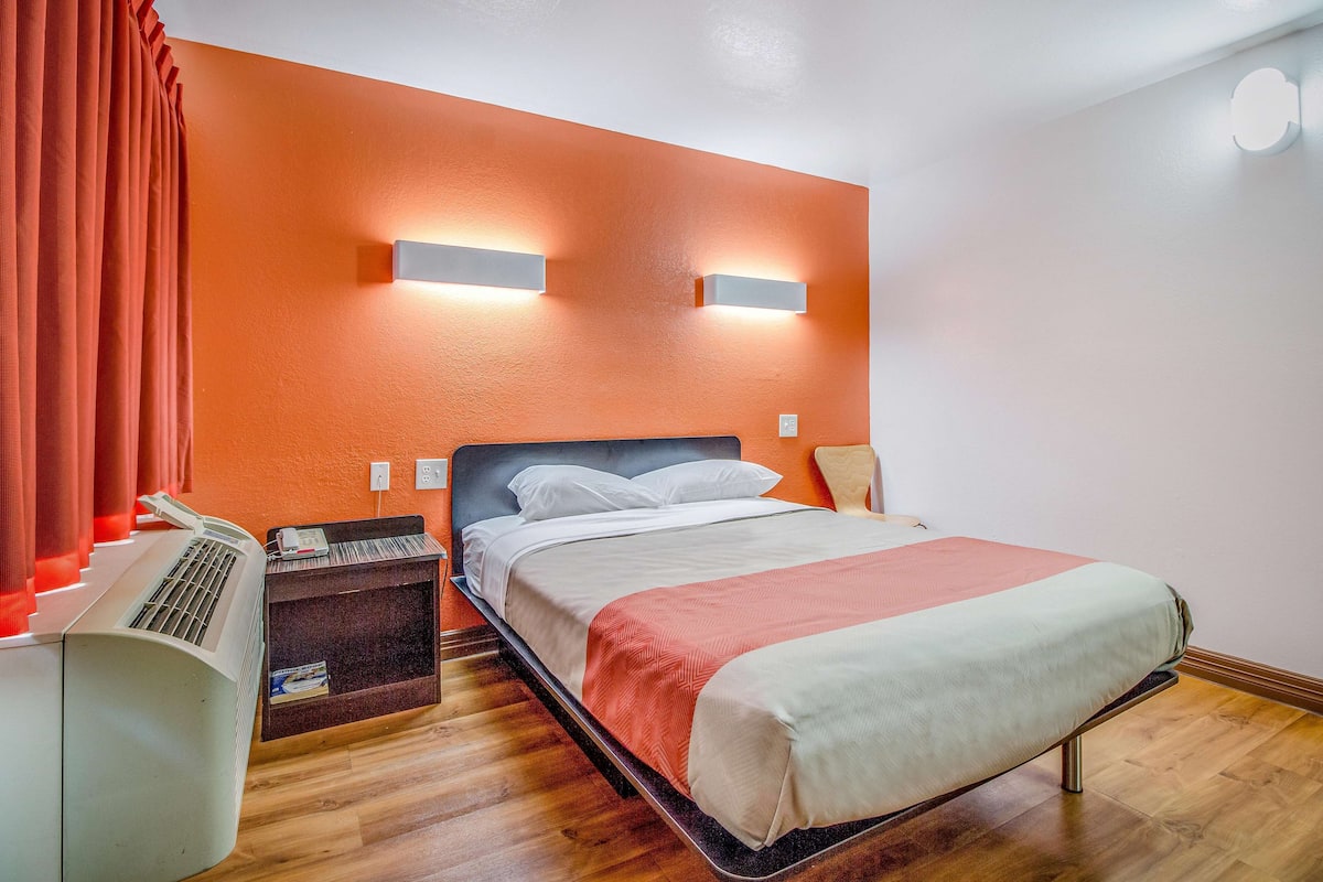 Desk, laptop workspace, free WiFi, bed sheets