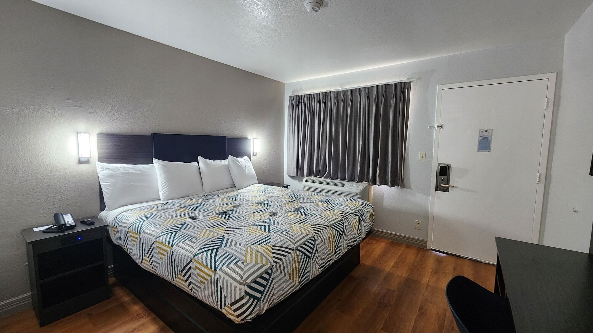 Deluxe Room, 1 King Bed, Non Smoking | Desk, laptop workspace, WiFi (free), bed sheets