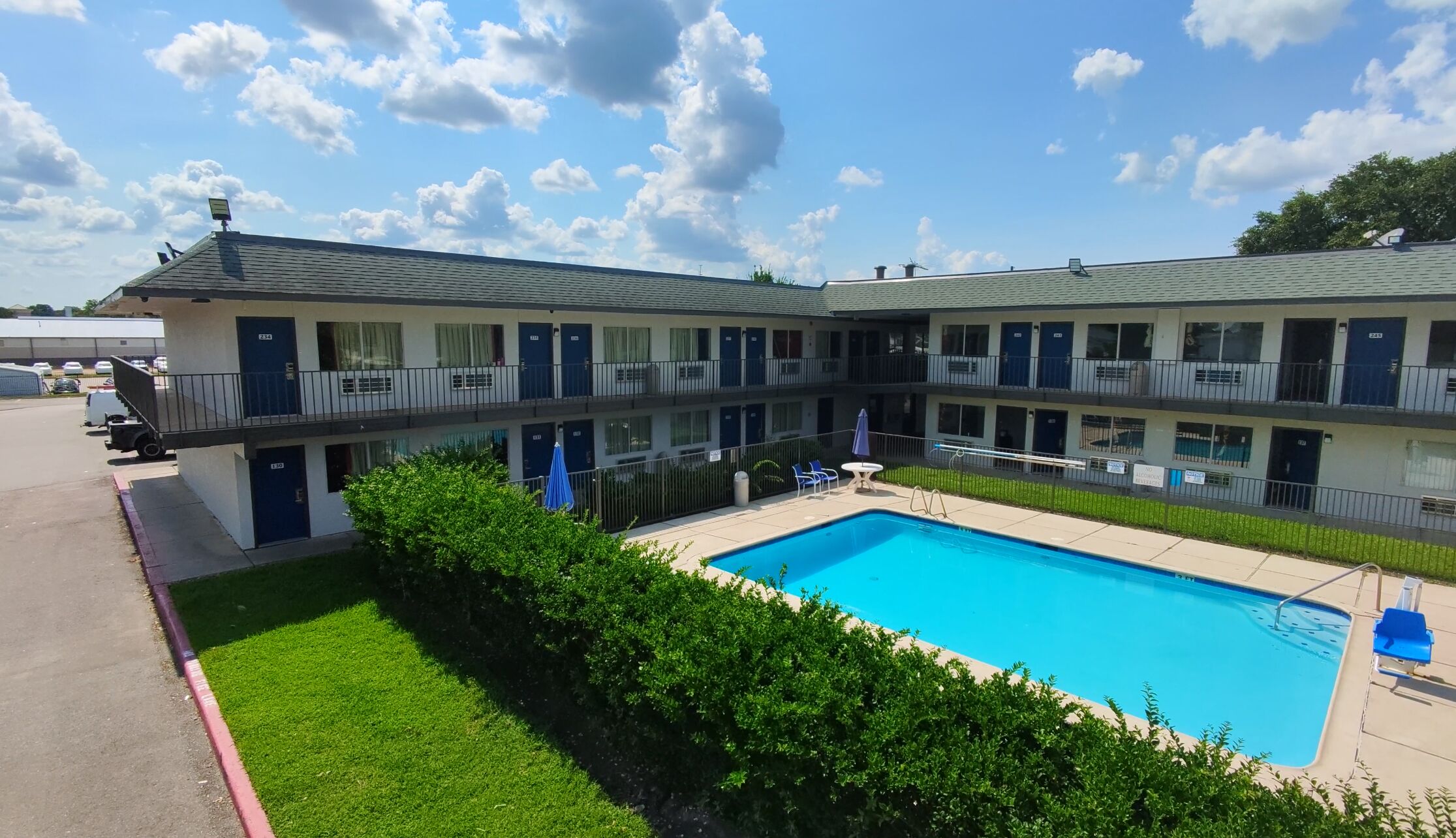 Hồ bơi ngoài trời 