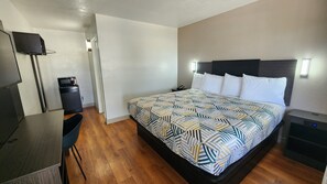 Deluxe Room, 1 King Bed, Non Smoking | Desk, laptop workspace, free WiFi, bed sheets - Motel 6 Conroe, TX (Conroe)