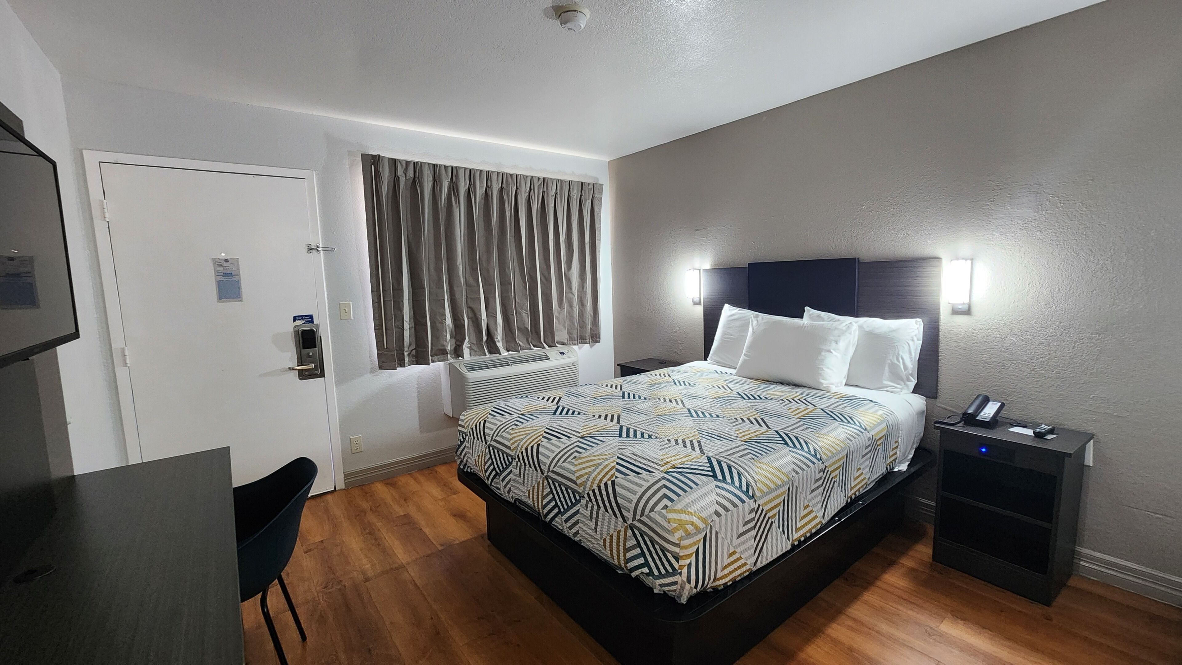 办公桌、笔记本电脑工作区、免费 WiFi、床单