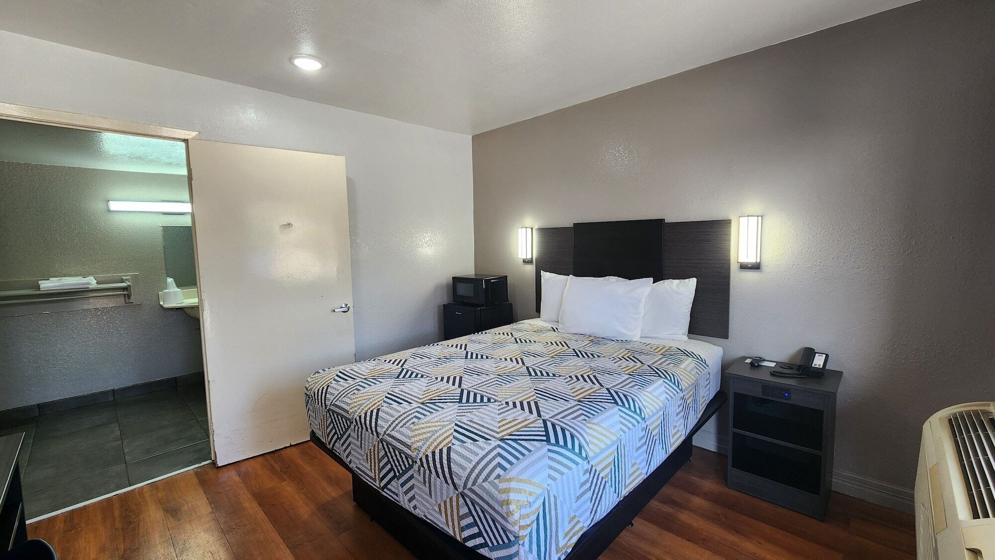 Desk, laptop workspace, free WiFi, bed sheets